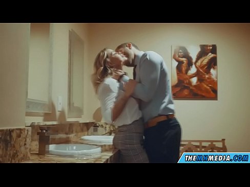 ❤️ Коли грудаста блондинка спокушає вас у громадському туалеті ❤️ Анальне відео на uk.desixxxtube.ru ️❤